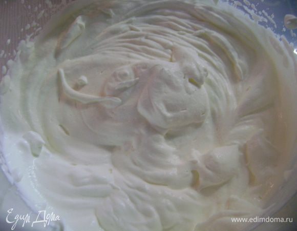 Для крема взбить сливки до устойчивых пиков...