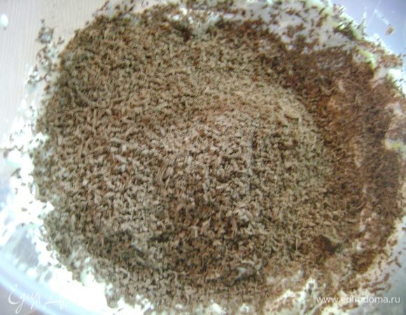 Натереть в эту массу шоколад. Попробовать, если недостаточно сладко, добавить сгущенное молоко. 