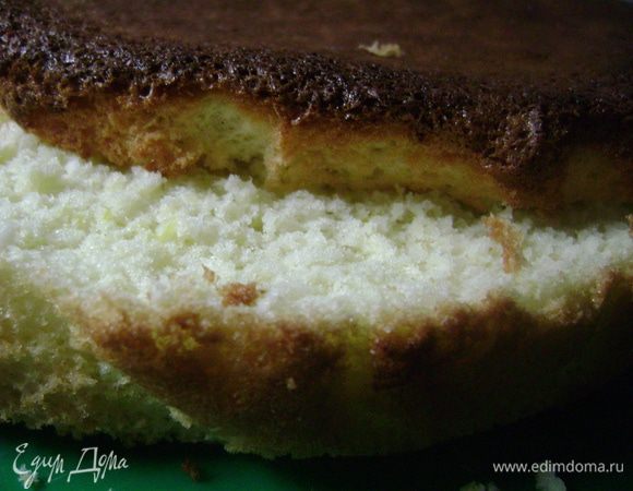 Остывший корж разрезать на 2 части: 1/3 и 2/3. 