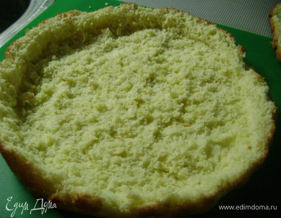Из 2/3 части коржа аккуратно вырезать мякиш, оставляя на дне и стенках по 0,5 см бисквита. 