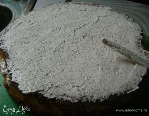 Накрыть 1/3 частью бисквита. Обмазать бока и верх торта кремом. 