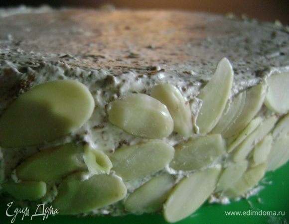 Бока обсыпать миндальной стружкой. 