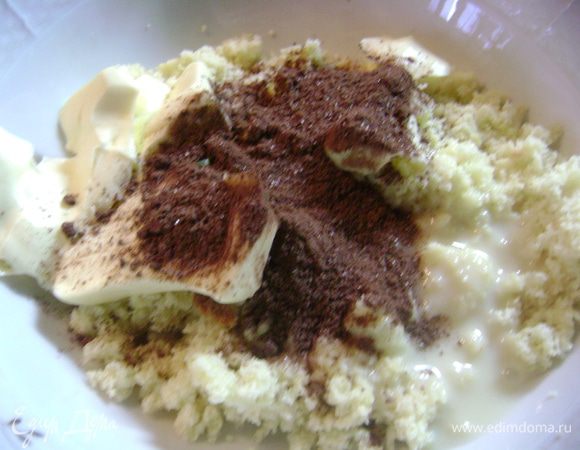 Для единички вырезанный мякиш раскрошить, смешать со сливочным маслом, сгущенным молоком и какао. 