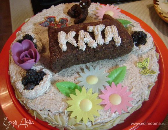 Украсить торт единицей и мишкой, оставшимся кремом, фруктами, вафельными украшениями и т.д. 