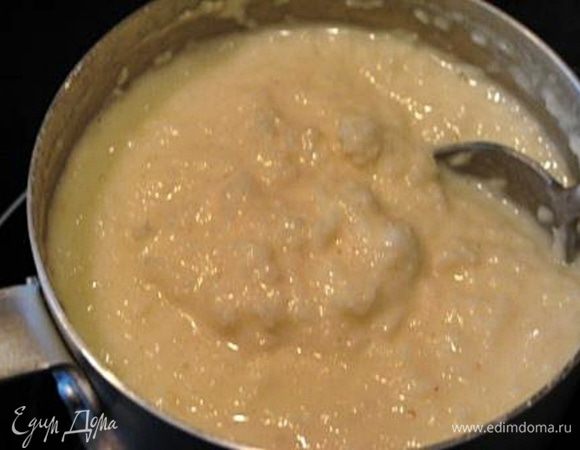 Муку порубить с маслом "в крошку". Влить воду и быстро, чтоб не растаяло масло, замесить тесто. Выстелить им форму и убрать в холодильник мин. на 30 мин. Тем временем, смешиваем все, кроме яблок, для начинки и проваривае мин. 7-8 до загустения.