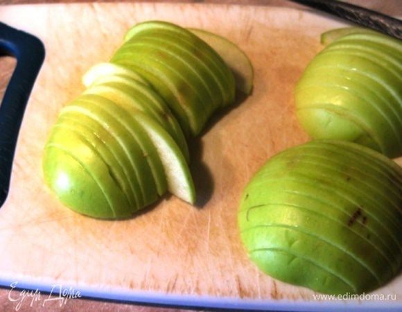 Остужаем. Яблоки режем тоненькими дольками.