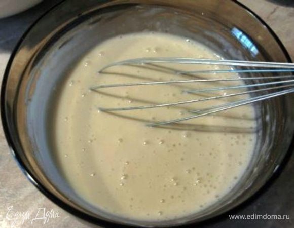 Для крема все смешиваем до однородности. Сначала йогурт с яйцом и сахаром, затем еще с крахмалом.