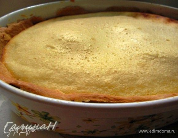 Достаем форму с тестом из холодильника, накалываем тесто вилкой. Духовка 200гр -15 мин пропекаем.  Равномерно выкладываем яблочные дольки (еще очень классно с грушами), дальше кокосовая начинка, и сверху - сметаный крем. Печем еще полчасика. Перед нарезкой полностью остудить и желательно пару часов вslth;fnm в холодильнике. Приятного чаепития!