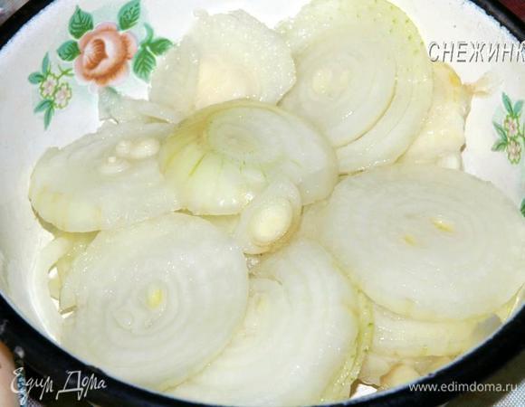 Лук репчатый нарезаем кольцами и маринуем в воде с добавлением уксуса 5-8 минут. Горечь и лишний запах уйдут.