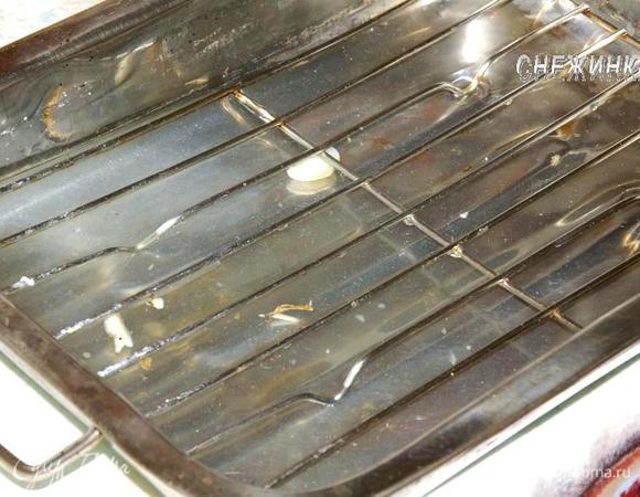 Подготовим форму для запекания. У меня она с решеткой, поэтому на дно я слила водичку от лука.