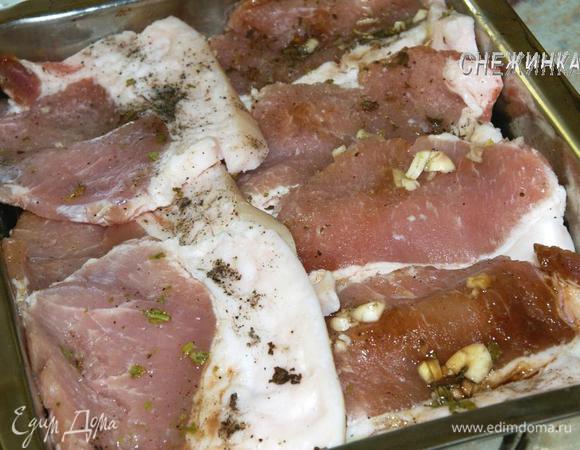 А уже на решетку выложила мясо, плотненько. 