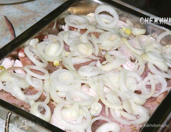 Сверху распределяем лук.