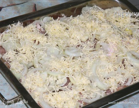 Посыпаем всё сыром.