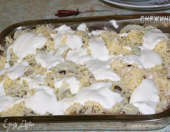 Сверху поливаем сметанкой.