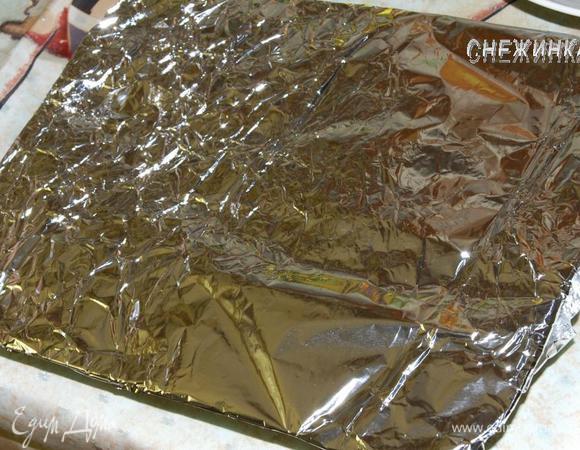 Накрываем форму фольгой. Запекаем мясо около 1 часа при 190С. 