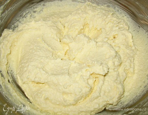 Для теста: смешиваем творог, сметану, яйца, сахар, манку, ванильный сахар, т.е готовим тесто для творожной запеканки. 