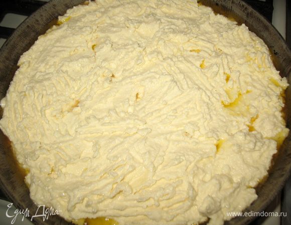 Творожное тесто выложить на груши. Выпекать в духовке при температуре 180 градусов минут 40 (до полной готовности). Достать из духовке и сразу перевернуть на блюдо. 