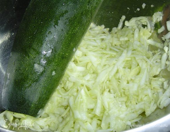 Кабачки натереть на терке,