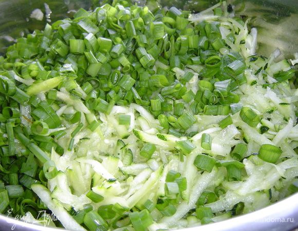 добавить измельченный зеленый лук.