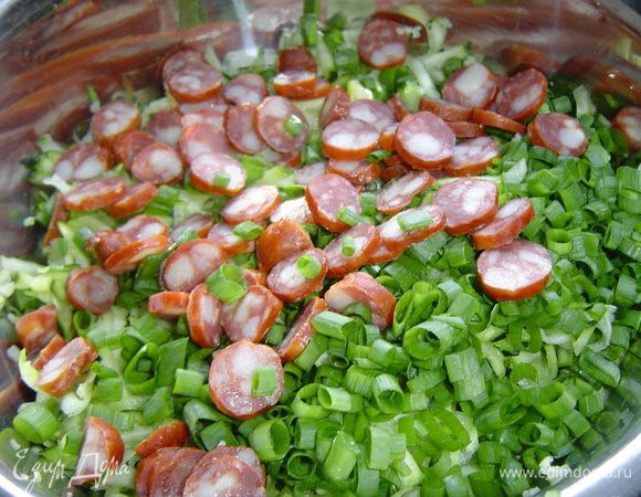 Охотничьи колбаски нарезаем небольшими кусочками и так же добавляем к кабачкам.
