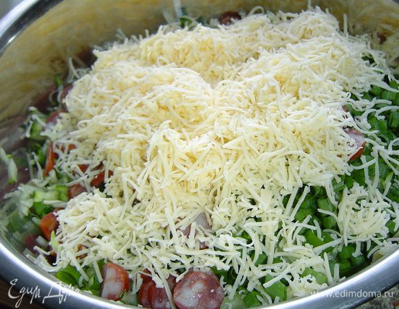 Сыр натираем на мелкой терке,