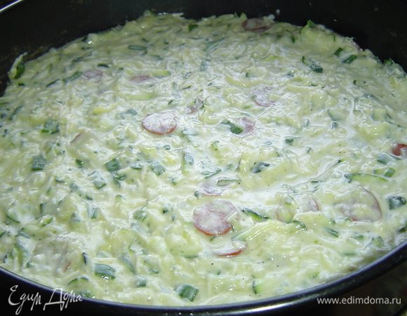 Форму смазываем маслом и выкладываем полученную массу.