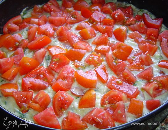 Помидоры нарезаем кубиками и выкладываем на кабачковую массу,