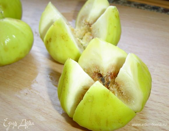 У инжира сверху делаем крестообразный надрез, чайной ложкой аккуратно вынимаем часть мякоти.