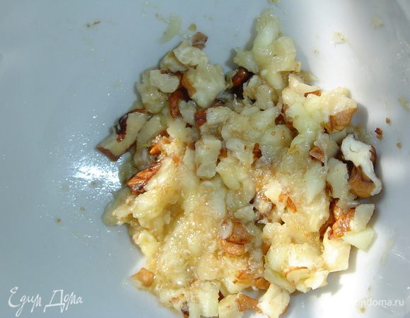 Соединяем орехи с мякотью инжира,