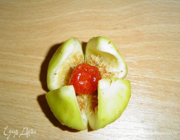 в центр инжира кладем вишенку,