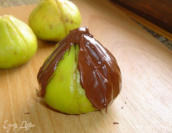 Шоколад измельчаем, добавляем масло и топим на водяной бане. Фаршированный инжир окунаем в шоколад, аккуратно вынимаем и выкладываем на решетку.