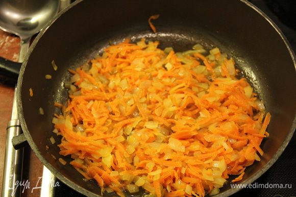 Морковь и лук мелко нарезать, обжарить на оливковом масле, добавить немного воды и тушить минут 5–7.