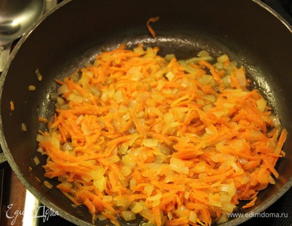 Морковь и лук мелко нарезать, обжарить на оливковом масле, добавить немного воды и тушить минут 5–7.