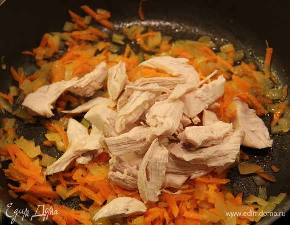Добавить куриное филе, нарезанное на кусочки, обжарить до золотистой корочки. Добавить вино, дождаться, пока оно выпарится.