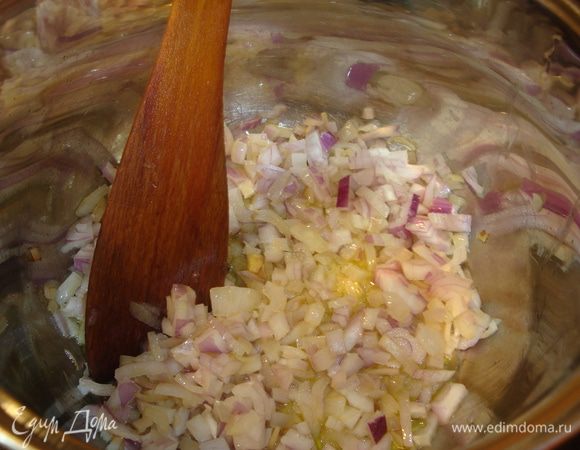 Лук мелко нарезать, обжарить на оливковом масле до золотистого цвета.