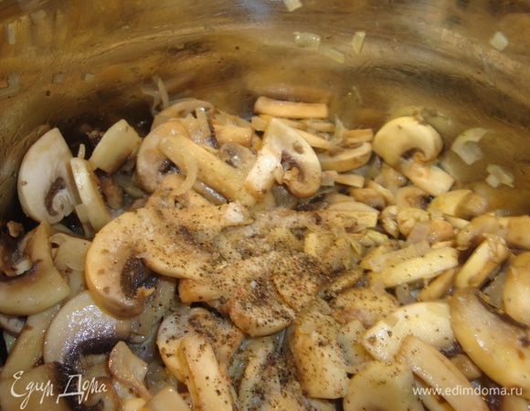 Грибы нарезать, добавить к луку, жарить 10–15 минут.