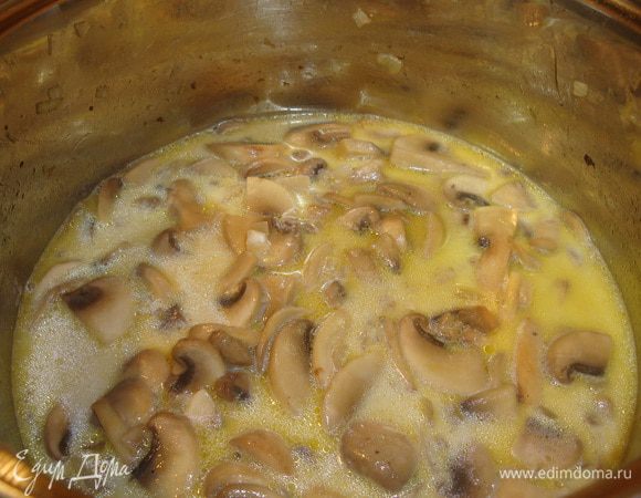 Затем влить молоко, накрыть крышкой и тушить еще 10 минут. Добавить к супу бульон, посолить, поперчить, варить еще 5–10 минут.