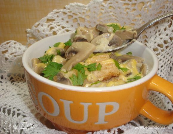 Кусочки хлеба подсушить в духовке или на сковороде. Чеснок раздавить, смешать со сливочным маслом и намазать на хлеб. На дно тарелки положить два кусочка хлеба, залить горячим супом, посыпать тертым сыром и украсить зеленью. Итальянский грибной суп готов!