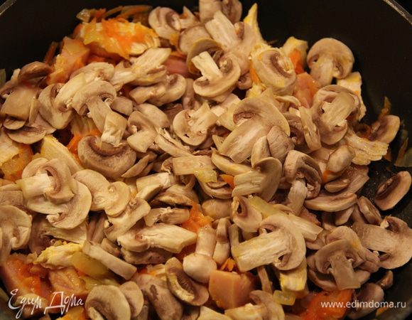 Добавить грибы, нарезанные тонкими ломтиками и тимьян. Накрыть крышкой и тушить на небольшом огне минут 10. После чего добавить соль, перец.