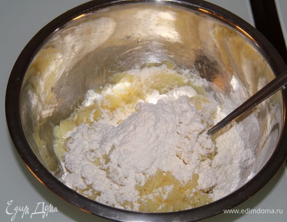 Из картофеля сделать пюре, добавить 150 г тертого сыра, далее добавлять муку до тех пор, пока тесто не перестанет прилипать к рукам.