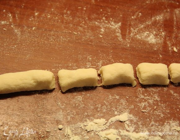 Сделав колбаски из теста диаметром примерно 1,5 см, разрезать их на кусочки 2–3 см длиной.