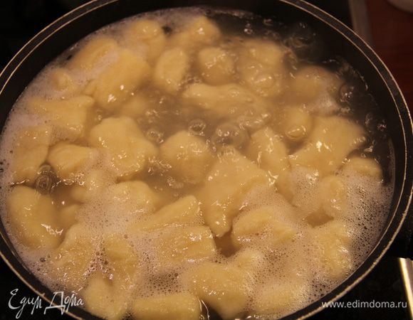 В кипящую подсоленную воду опустить ньокки, варить минут 5.