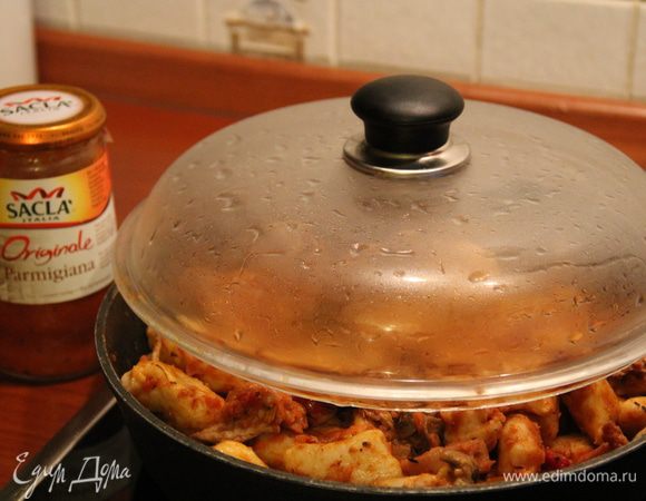 Добавить томатный соус в рагу, достать шумовкой ньокки, перемешать. 