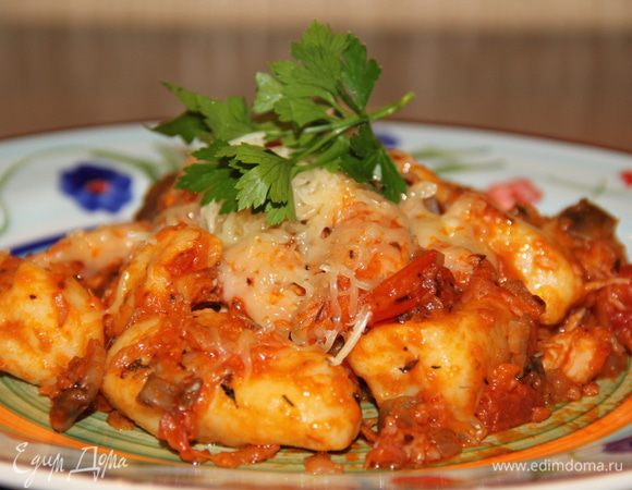 При подаче посыпать оставшимся сыром, сверху украсить петрушкой.