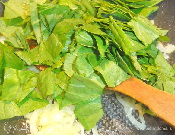 Добавьте к нему  шпинат, предварительно порезав большими кусочками. Пассируйте, пока шпинат не обмякнет, а затем переложите в тарелку до остывания.