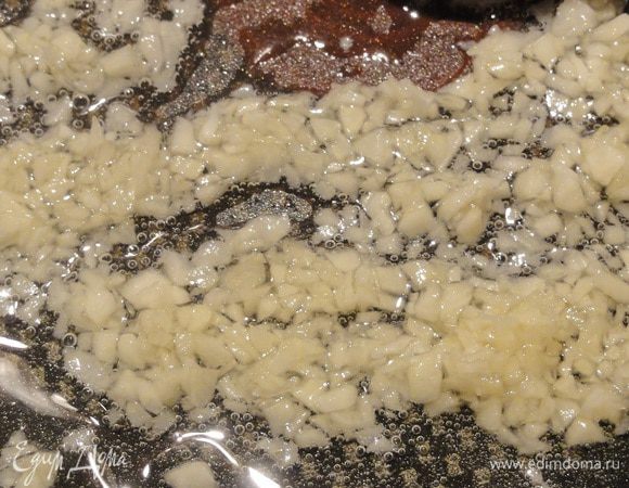 Мелко порубите чеснок и тоже поджарьте его на 1 ст. лож оливкового масла одну минутку. Переложите чеснок к луку со шпинатом.