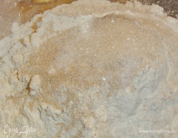 Соедините все сухие ингредиенты для теста.