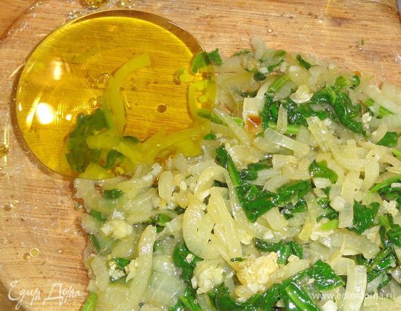 В теплую воду переложите нашу пассировку, добавьте масло и перемешайте.