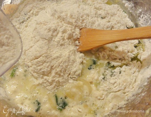 Теперь постепенно всыпьте муку, тщательно перемешивая.