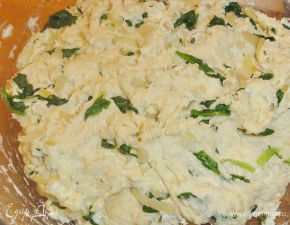 Замесите мягкое тесто. Накройте салфеткой и уберите в теплое место на 1 час.